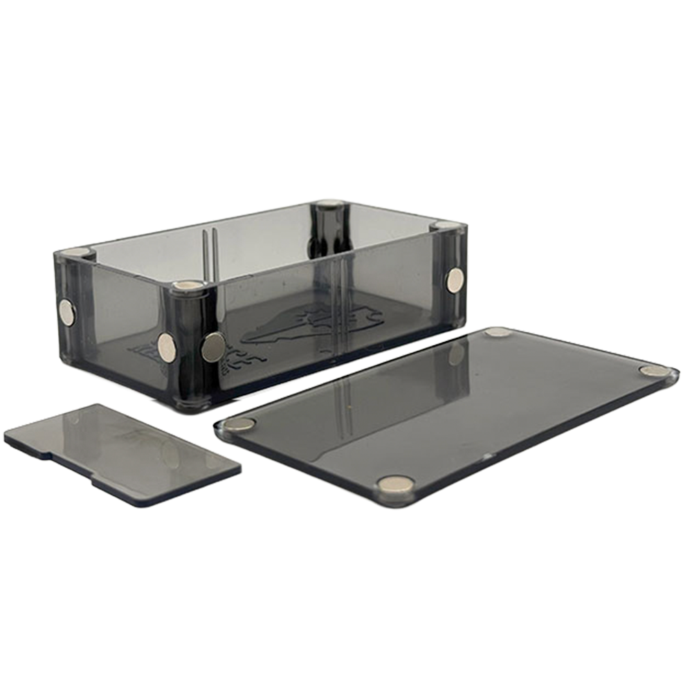 A Single with its lid and its removable divider set beside it